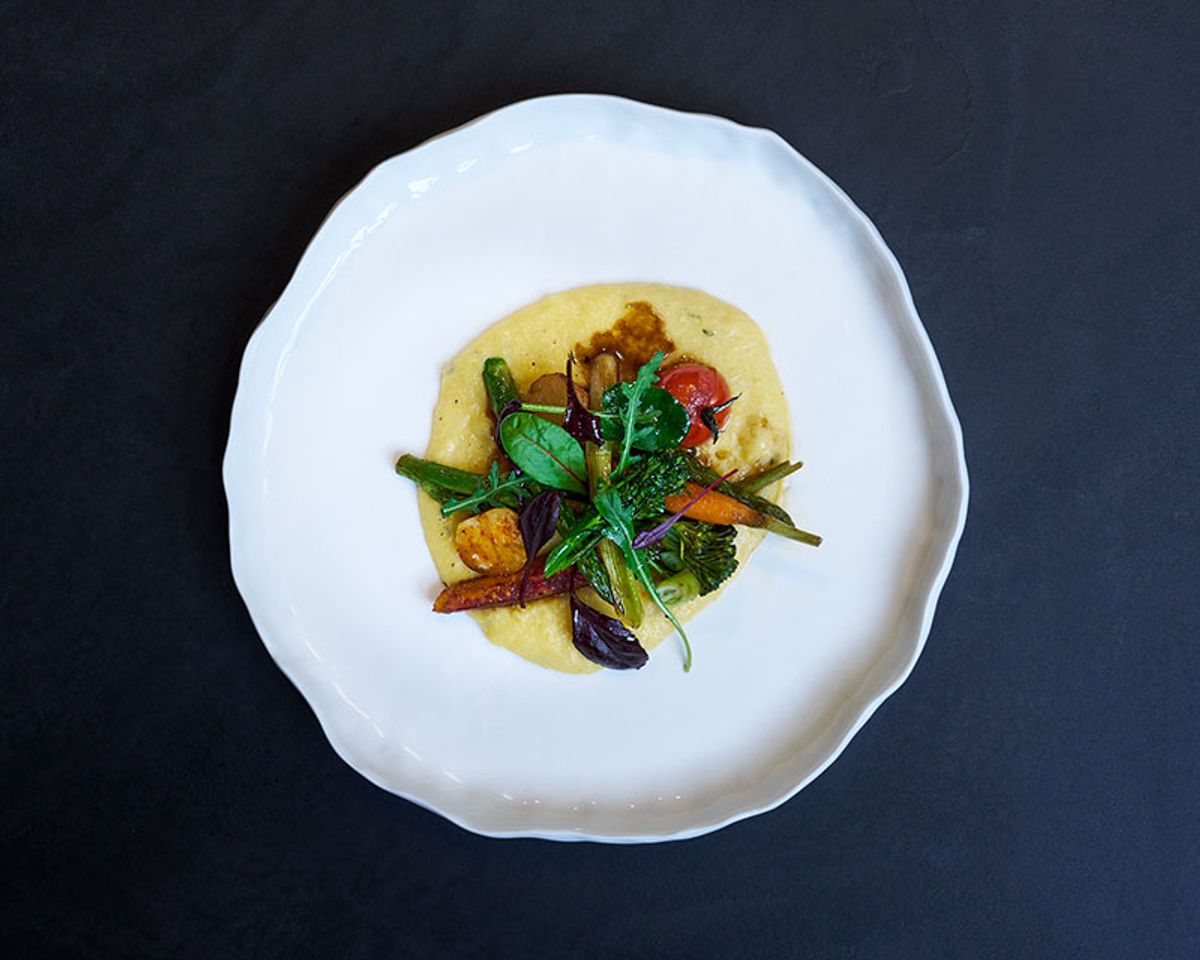 Thymian-Polenta mit aromatischem Pfannengemüse und Frühlingskräutern