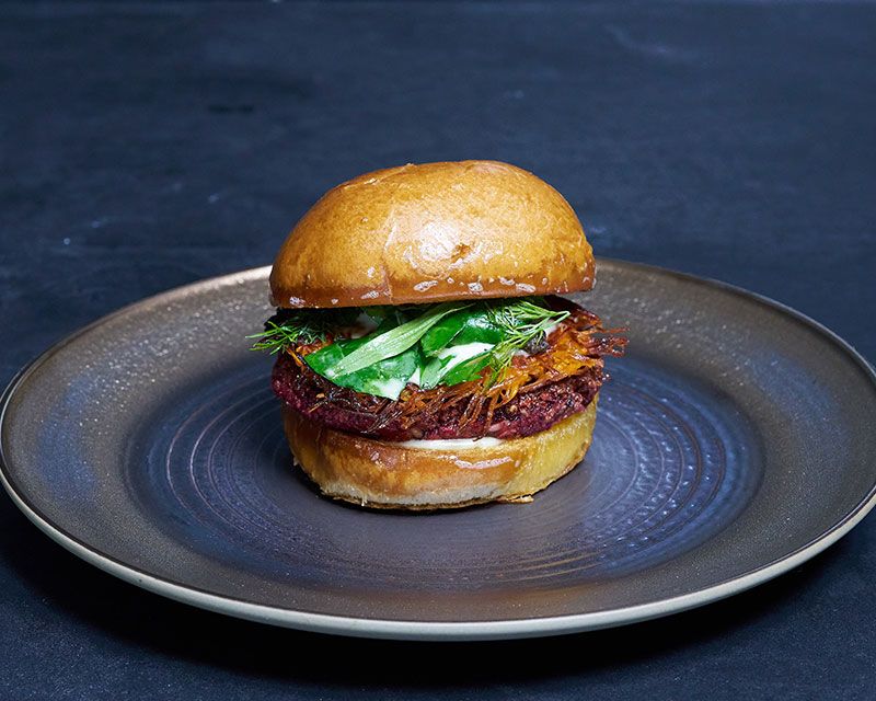 Rote-Bete-Burger mit Trüffelcreme und Süßkartoffelrösti