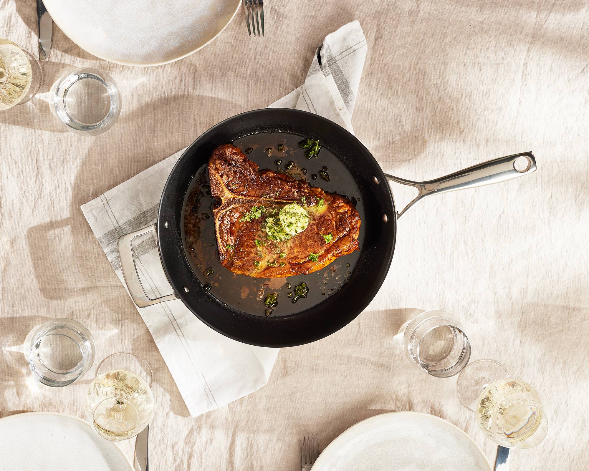 Steak brät in einer Olavson Kupferkern-Pfanne auf dem Herd