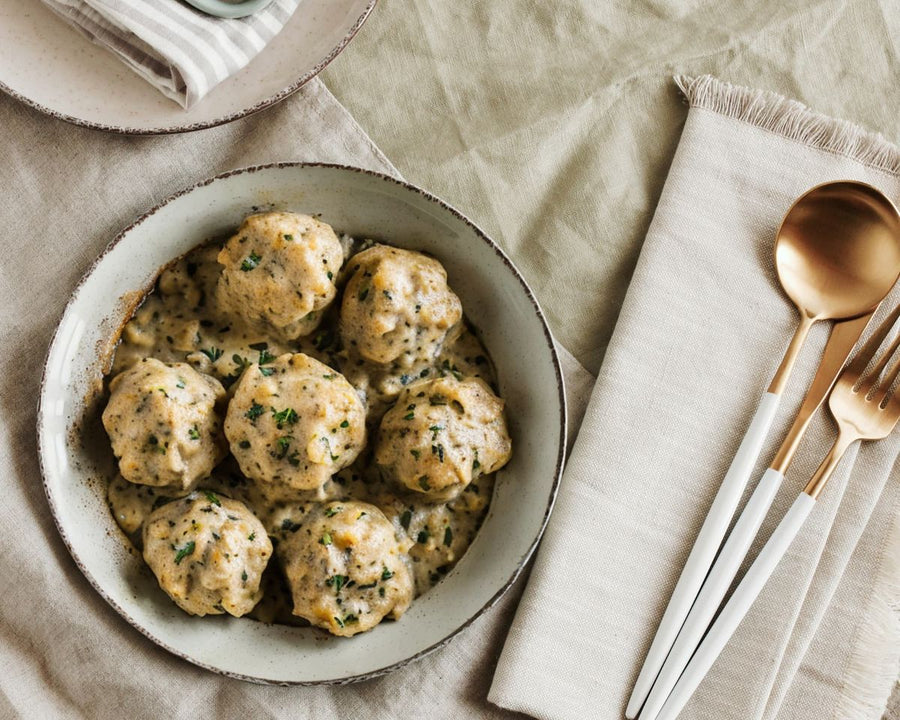 Quenelles au sésame avec sauce crémeuse aux champignons et filet de dinde
